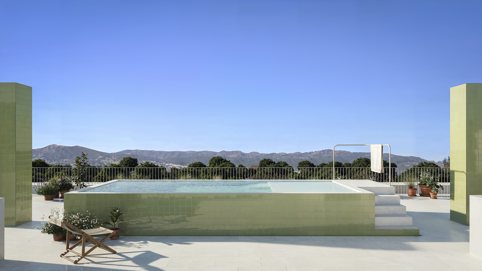Located in the charming town of Jacarilla, this residential complex offers a selection of 37 homes d