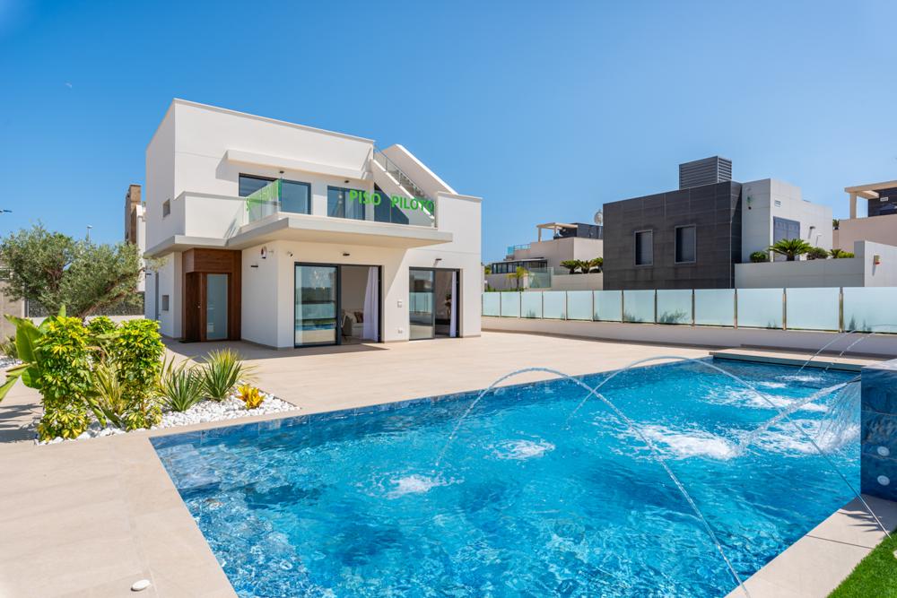 Master bedroom in villa for sale in Dehesa de Campoamor