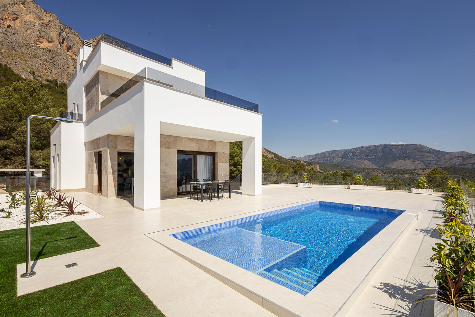 Pool area in villa for sale in Polop