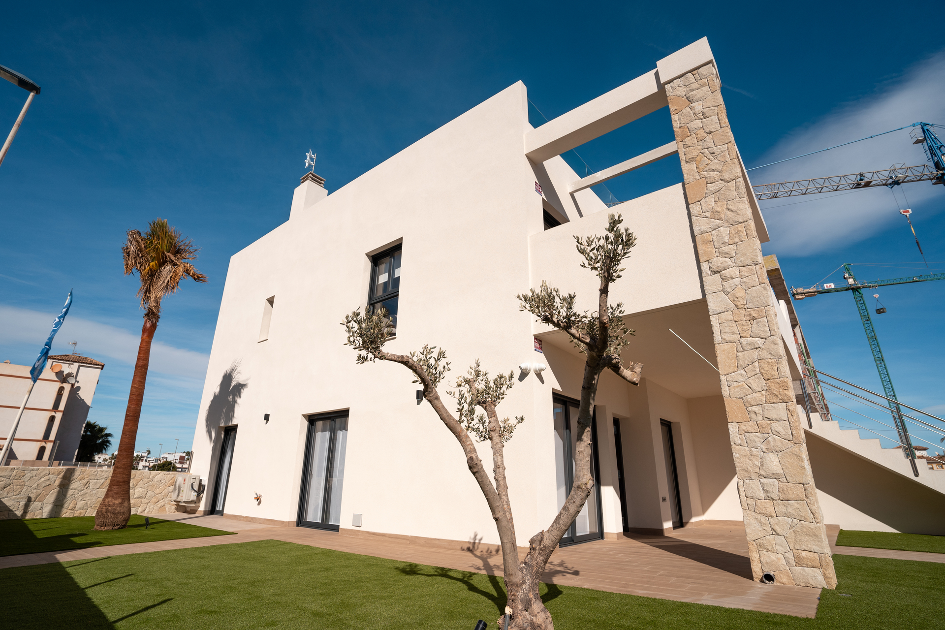Located in the charming town of Pilar de la Horadada, this residential complex offers a selection of