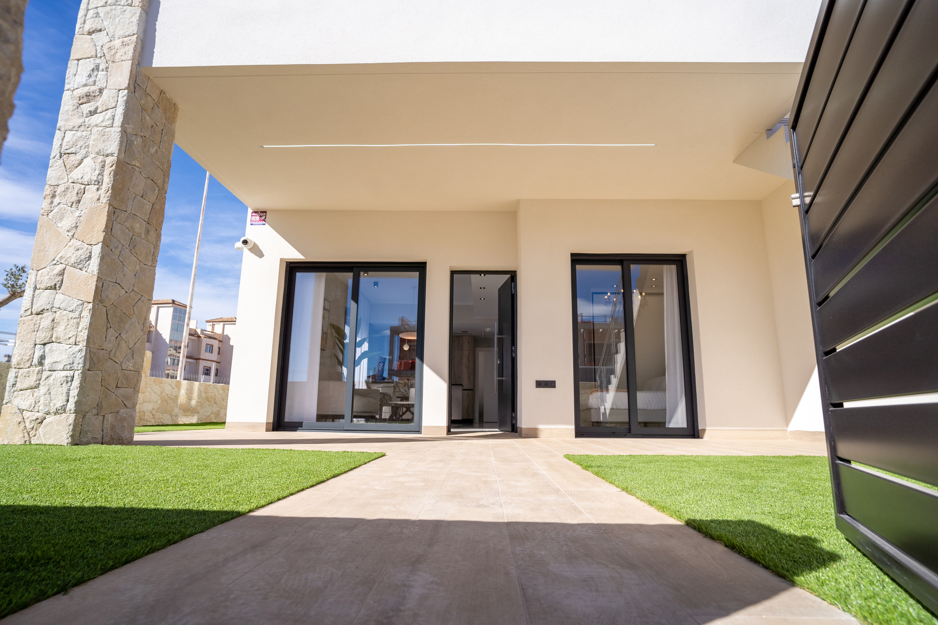Located in the charming town of Pilar de la Horadada, this residential complex offers a selection of