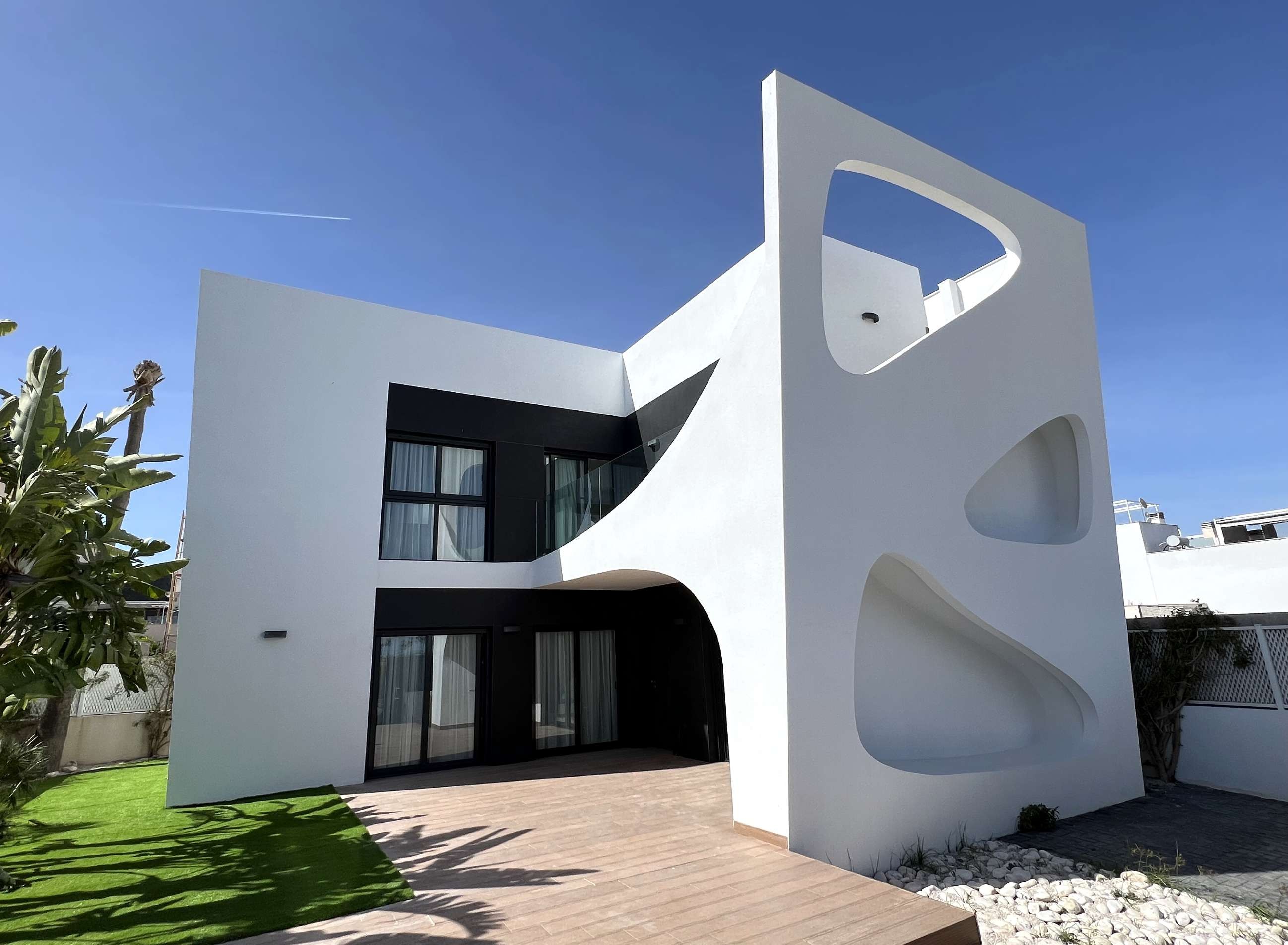 Located in the charming town of Rojales, this exclusive collection of 7 detached homes offers an ide