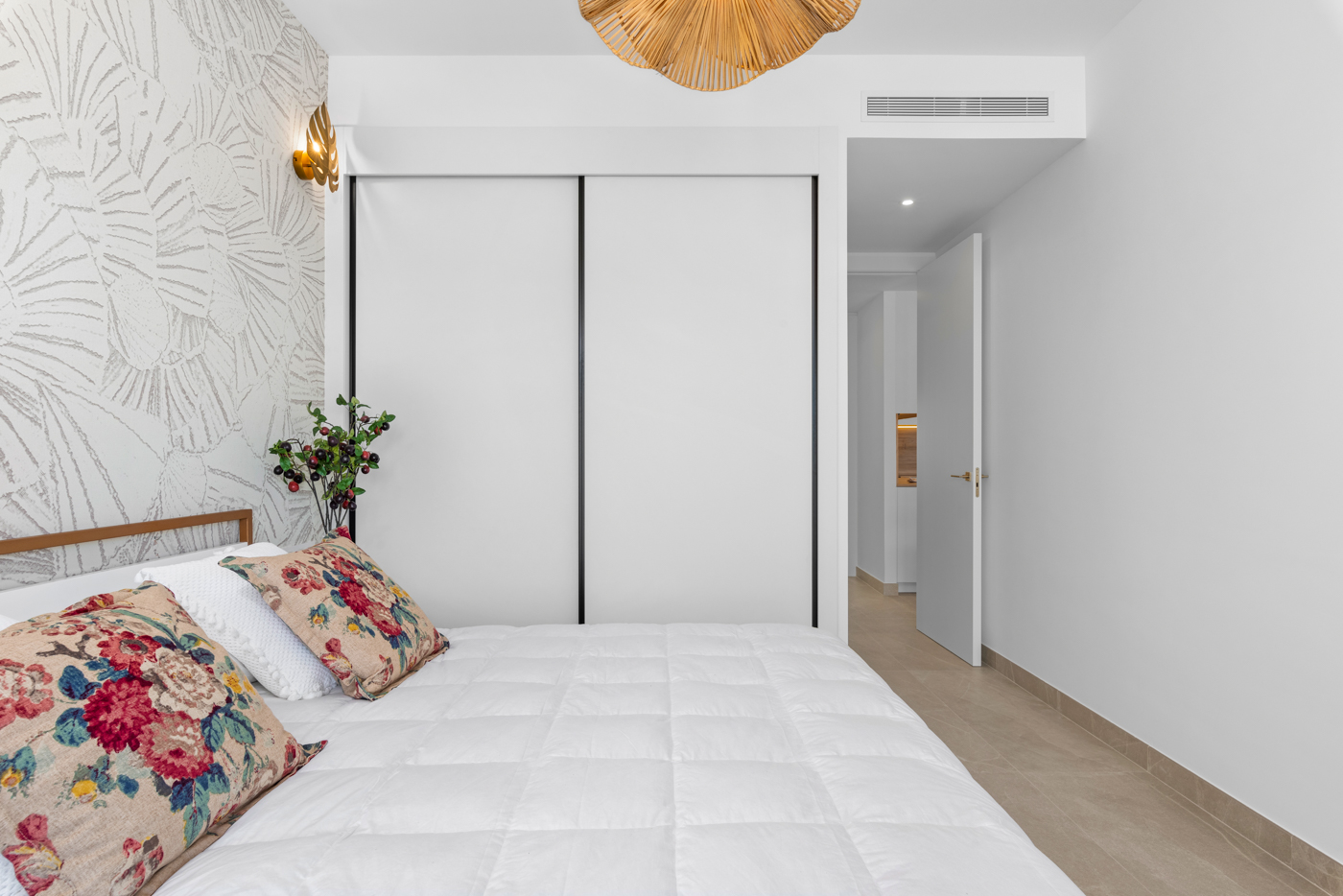 Master bedroom in apartment for sale in Benijófar