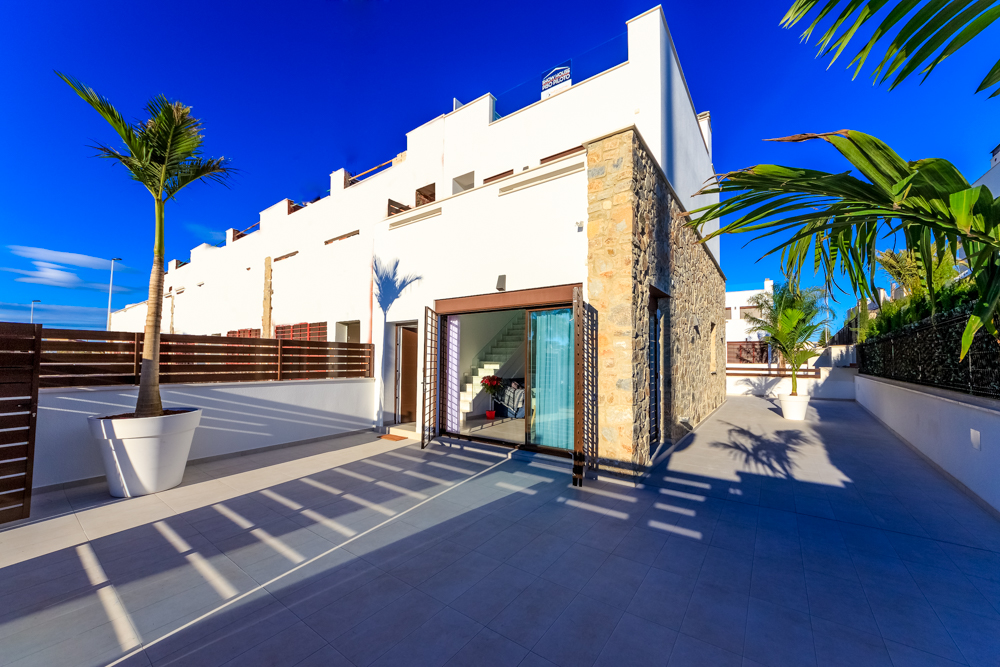 Located in the charming town of Pilar de la Horadada, this residential complex offers a variety of h