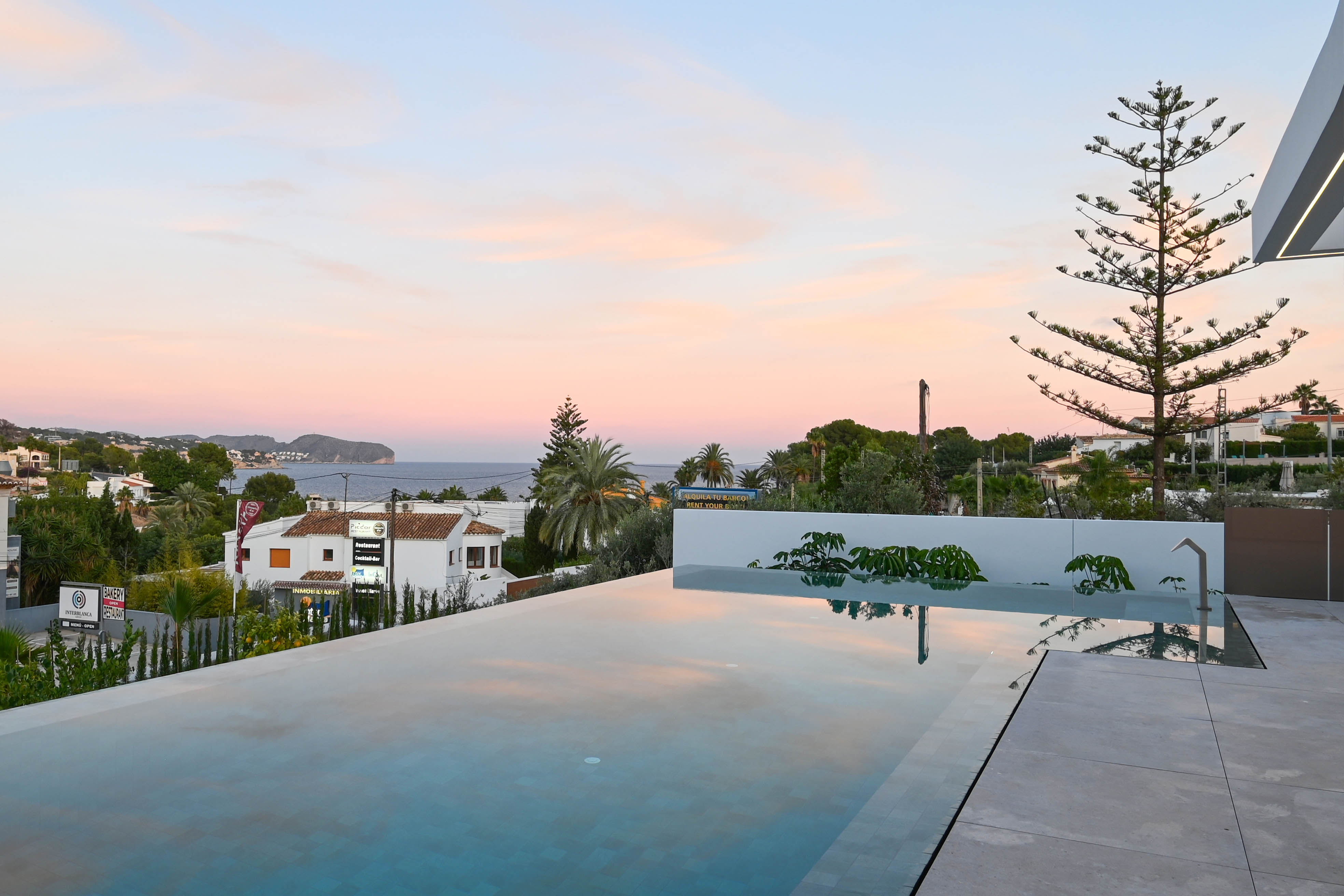 Located in the charming town of Benisa, this exclusive villa offers a privileged setting with sea vi