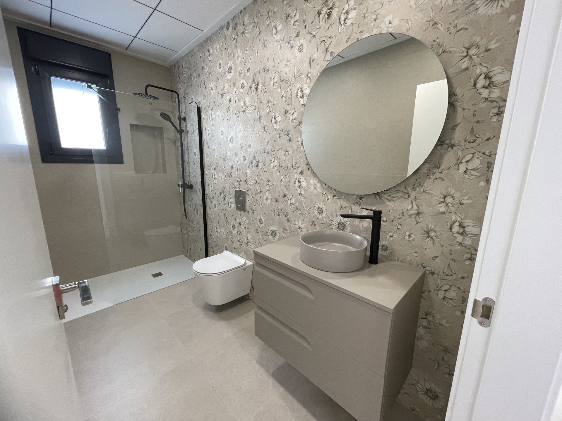 Garden in villa for sale in Heredades