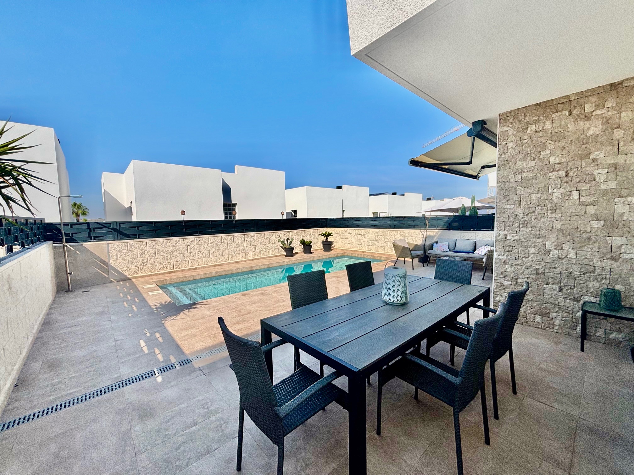 Master bedroom in villa for sale in Benijófar
