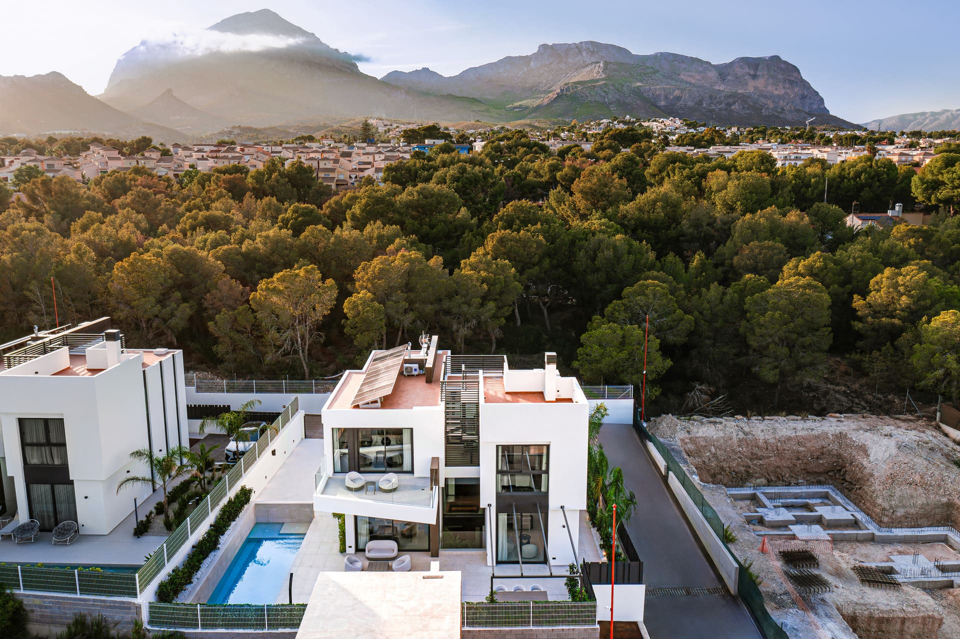 Pool area in villa for sale in La Nucía