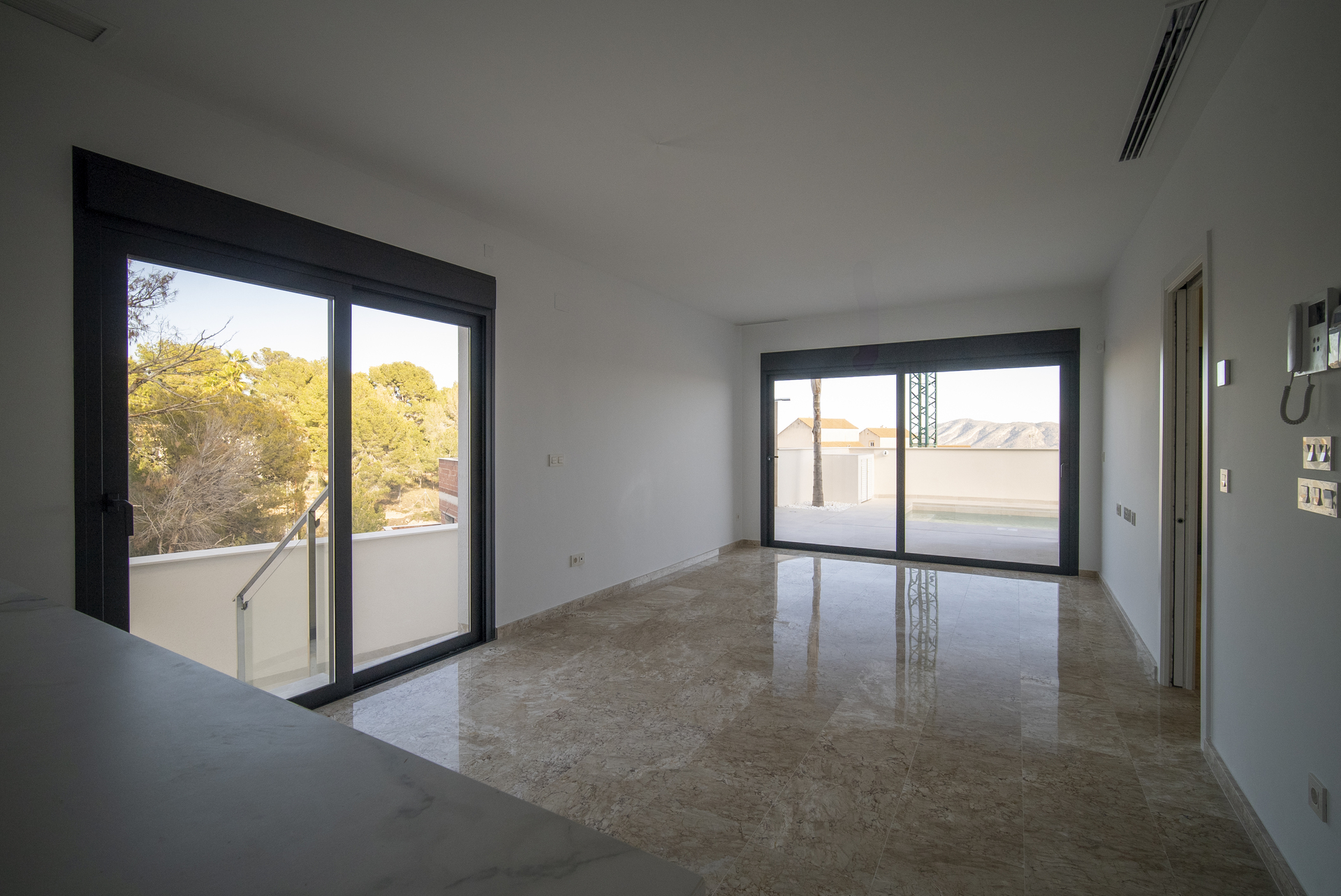 Pool area in villa for sale in La Nucía