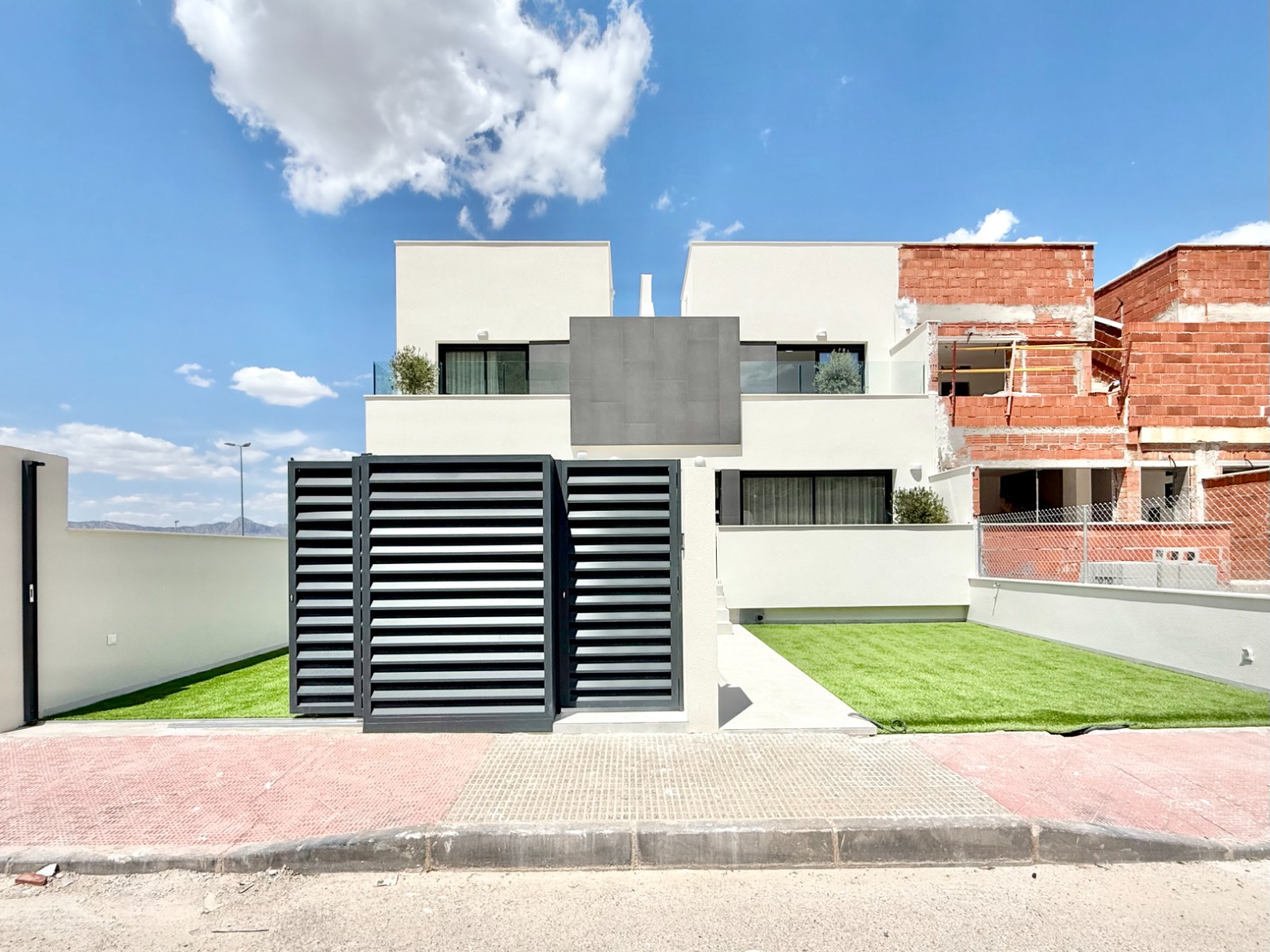 Located in the charming town of Cox, this residential complex offers an exclusive selection of bunga