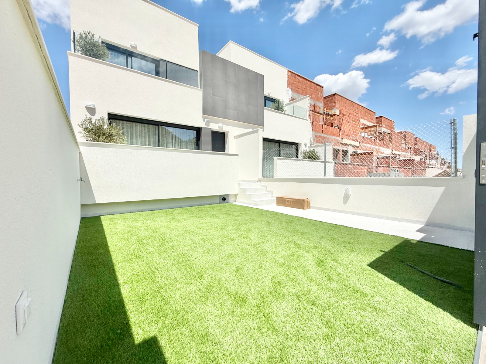 Located in the charming town of Cox, this residential complex offers an exclusive selection of bunga