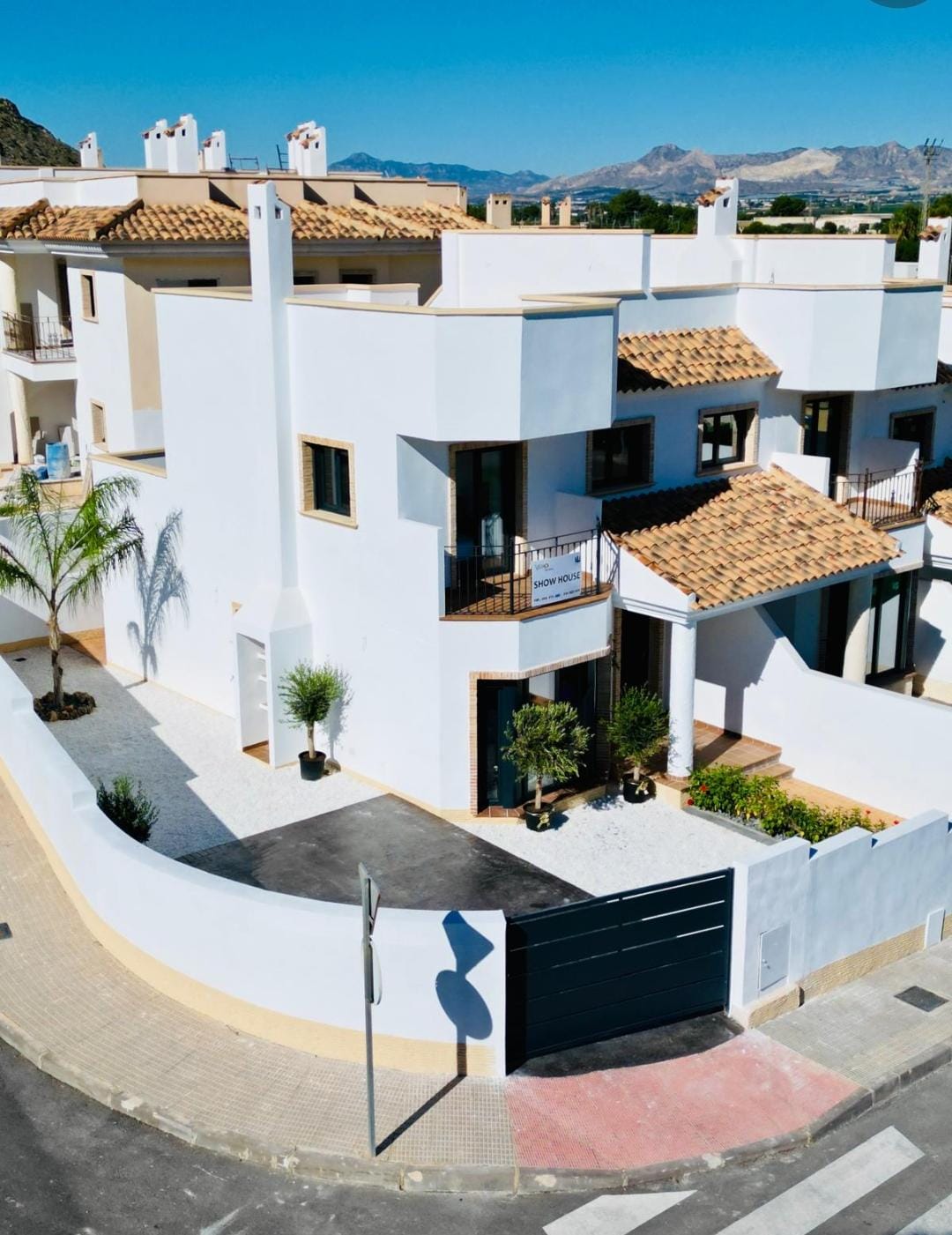 Located in the charming town of Cox, this residential complex offers an exclusive selection of 6 tow