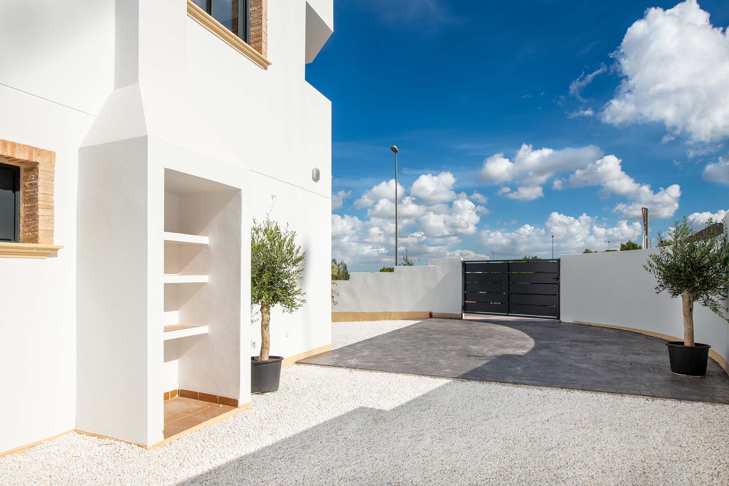 Located in the charming town of Cox, this residential complex offers an exclusive selection of 6 tow