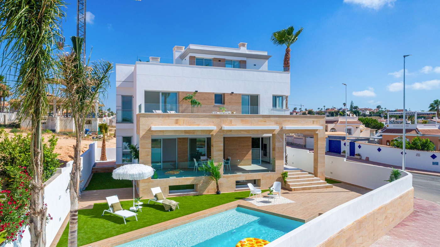 Located in the prestigious area of Ciudad Quesada, these detached properties offer an exclusive and