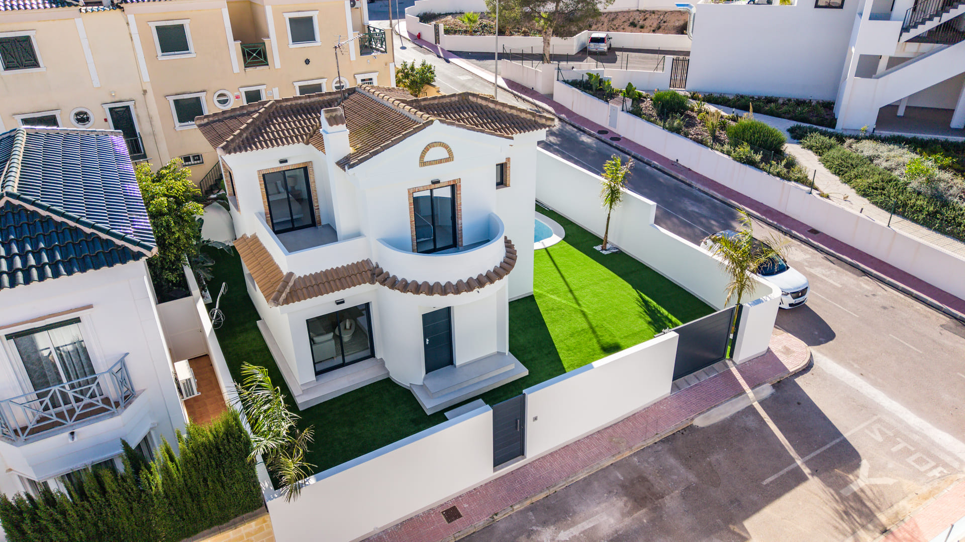 Located in the beautiful area of Orihuela Costa, this exclusive villa offers a unique opportunity to