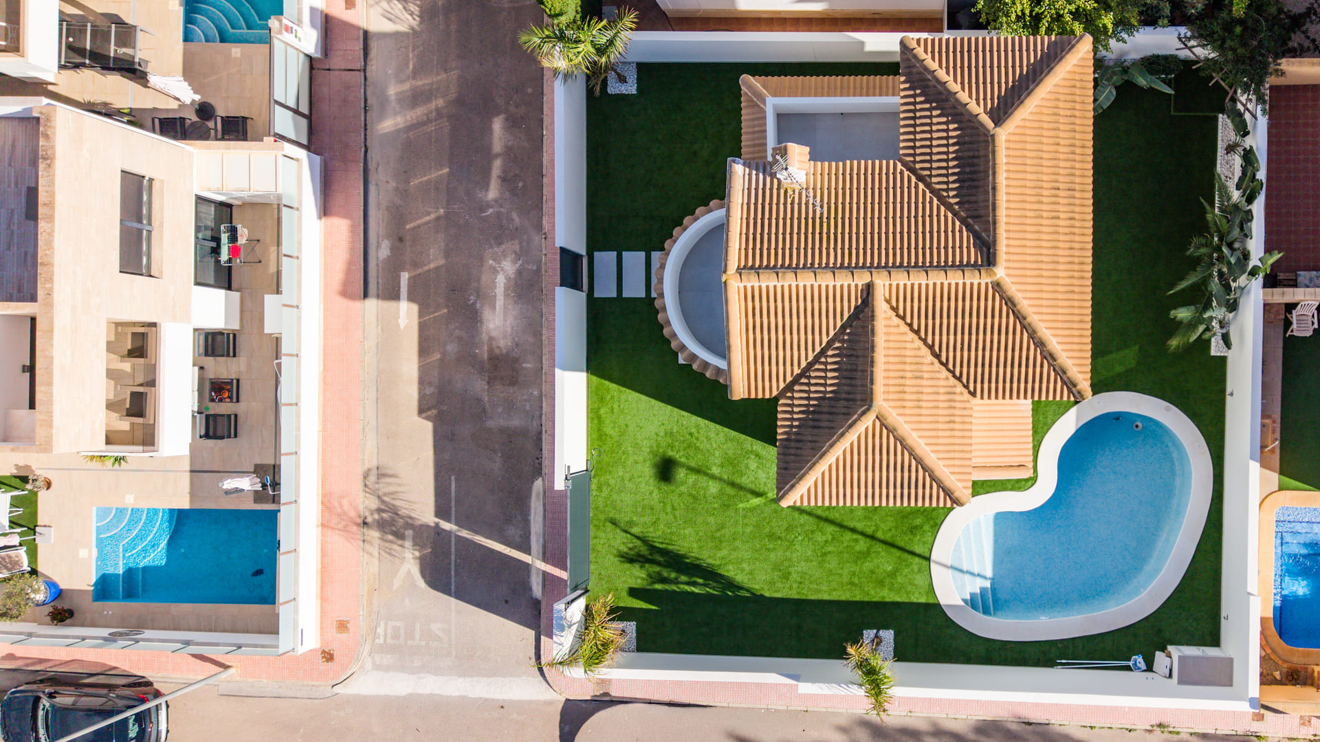 Located in the beautiful area of Orihuela Costa, this exclusive villa offers a unique opportunity to