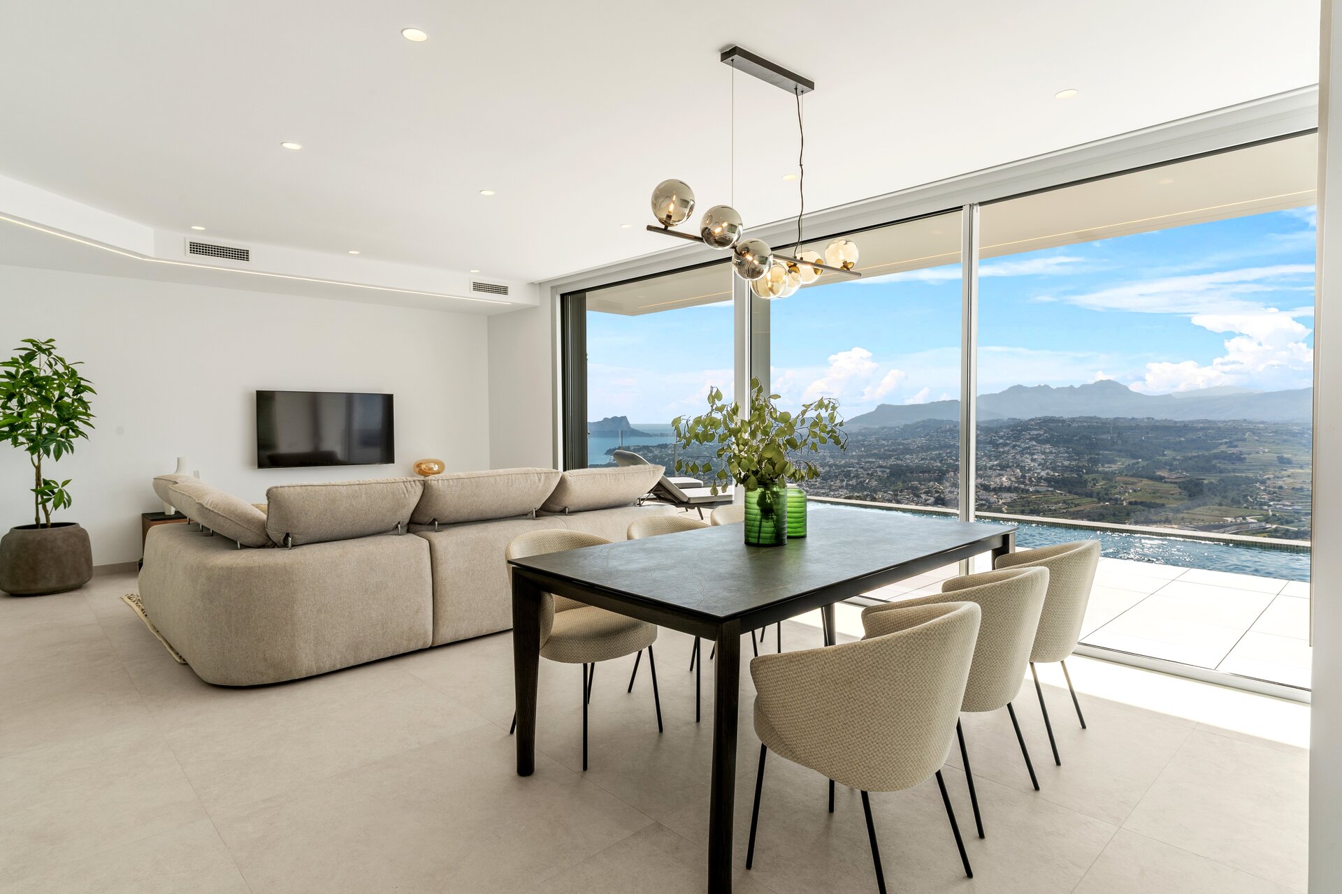 Bedroom in villa for sale in Cumbre del Sol