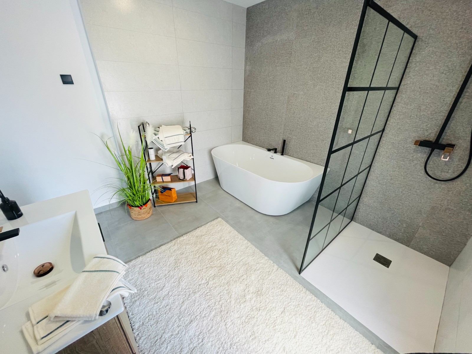 Master bedroom in villa for sale in Torrevieja