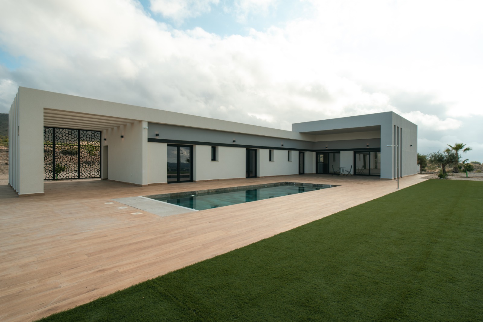 Pool area in villa for sale in Pinoso