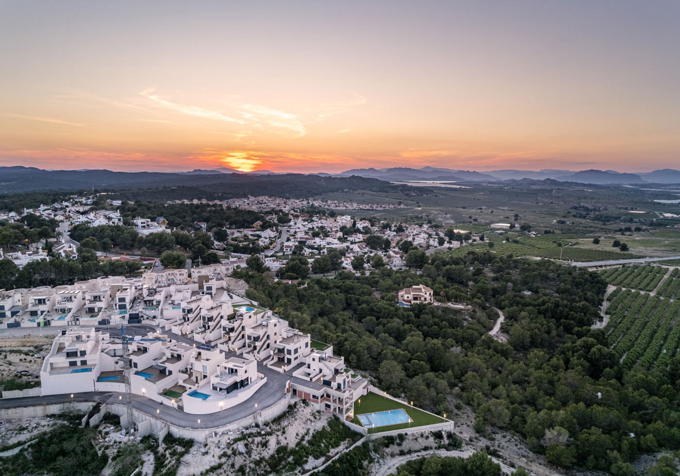 Located in the charming town of San Miguel de Salinas, this exclusive residential complex offers a s