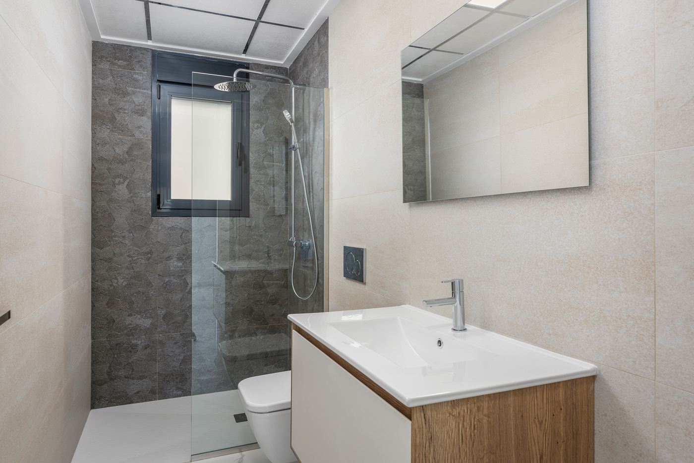 Located in the charming town of San Miguel de Salinas, this exclusive residential complex offers a s