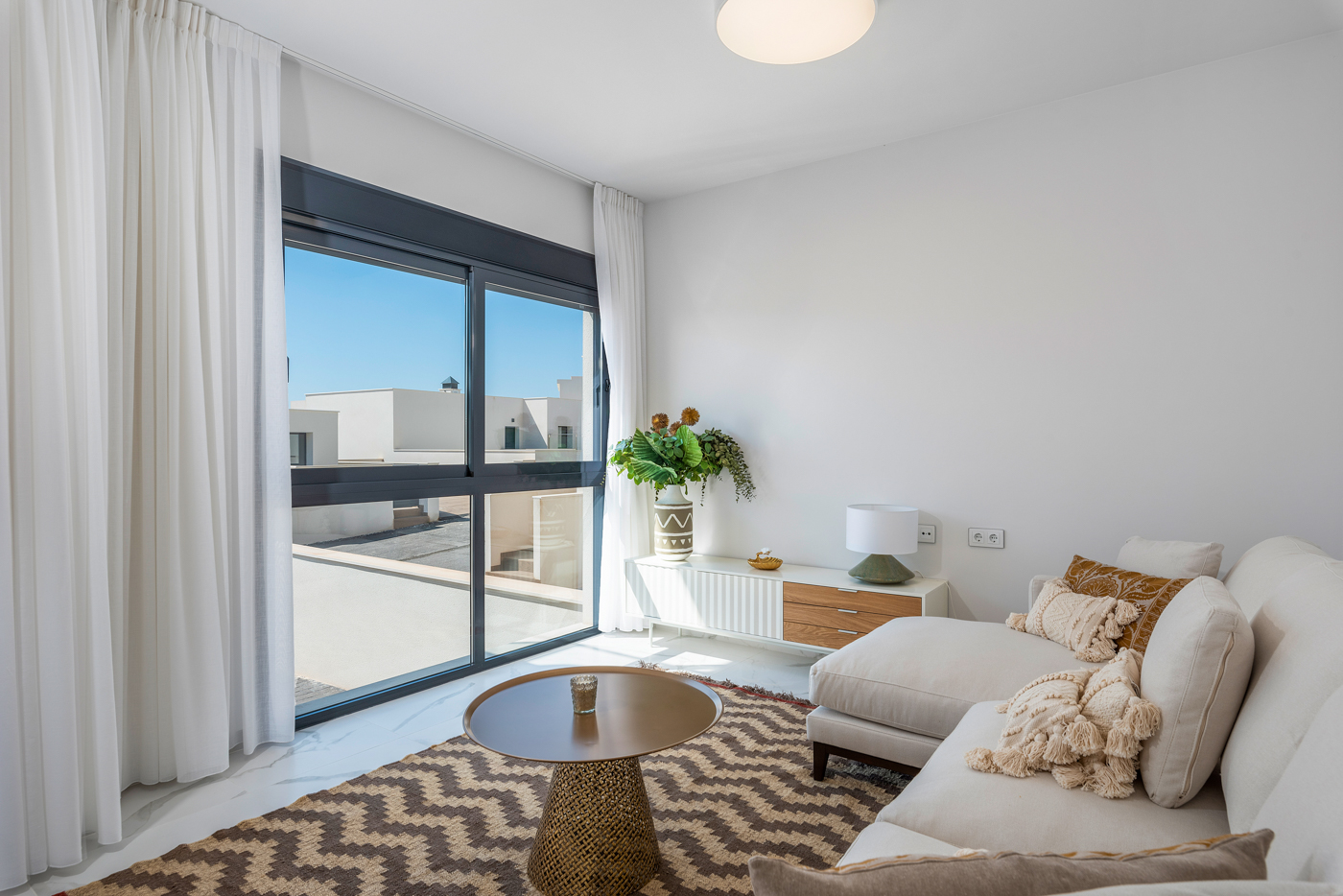 Located in the charming town of San Miguel de Salinas, this exclusive residential complex offers a s
