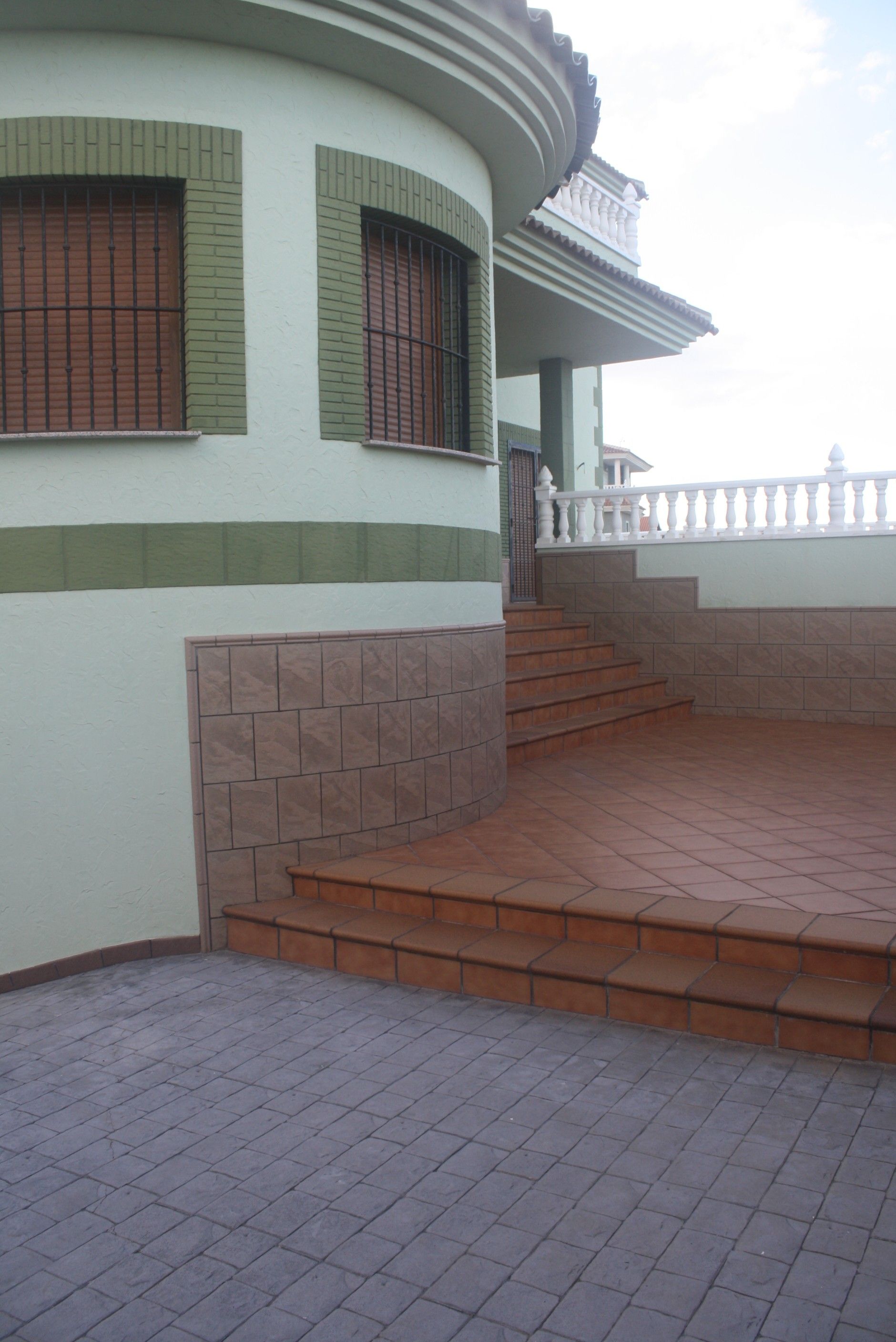 Located in the charming city of Torrevieja, this detached property offers a unique opportunity for t