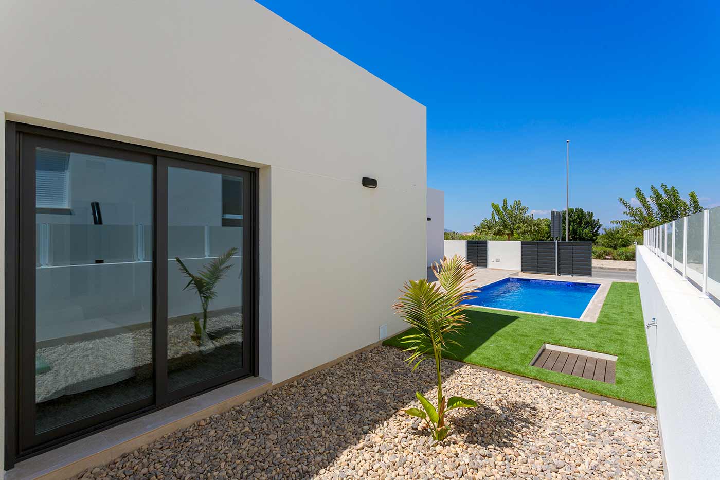 Garden in villa for sale in Daya Nueva