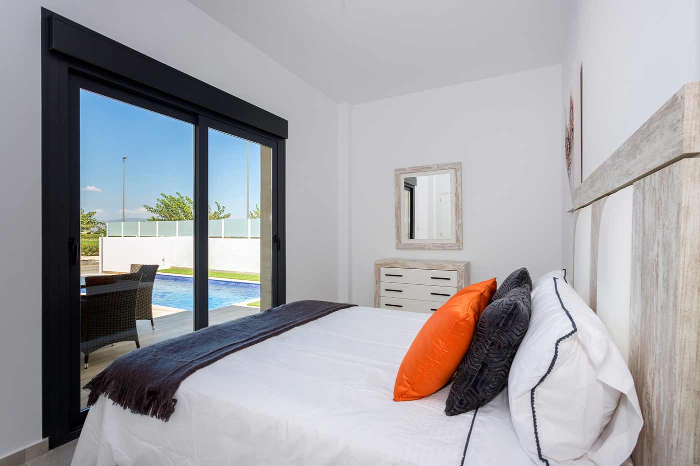 Bedroom in villa for sale in Daya Nueva