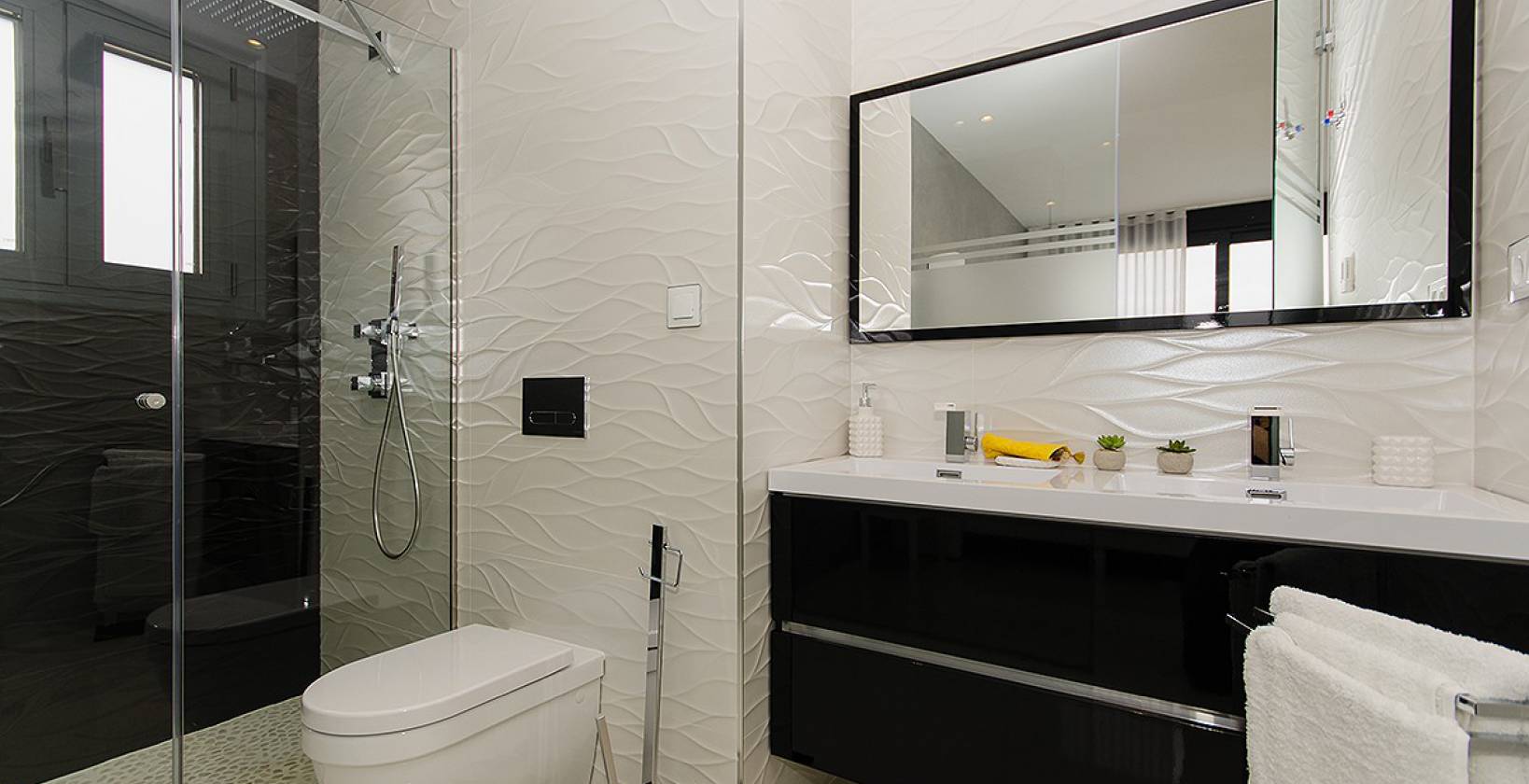 Master bedroom in villa for sale in Dehesa de Campoamor