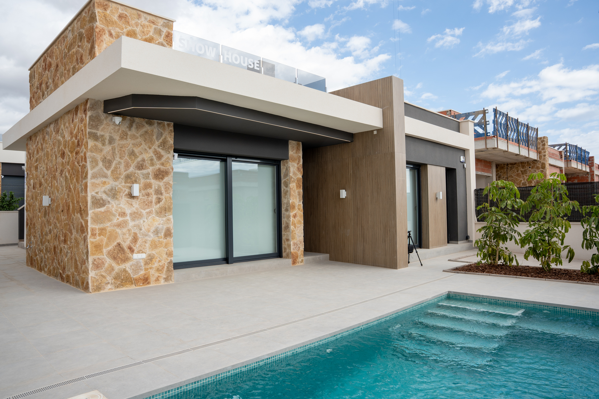 Located in the charming Ciudad Quesada, this exclusive residential complex offers 18 independent hom
