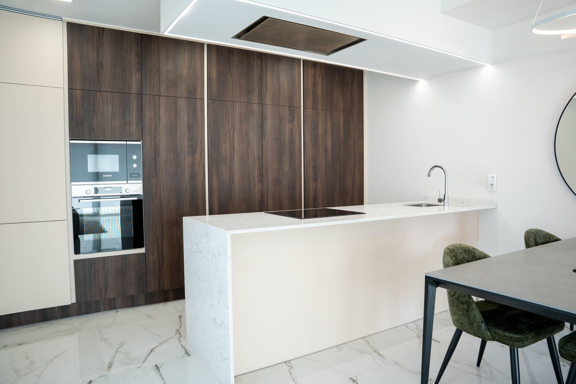 Located in the charming Ciudad Quesada, this exclusive residential complex offers 18 independent hom