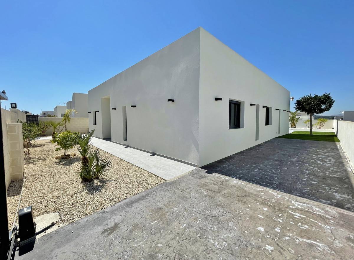 Garden in villa for sale in Rafal