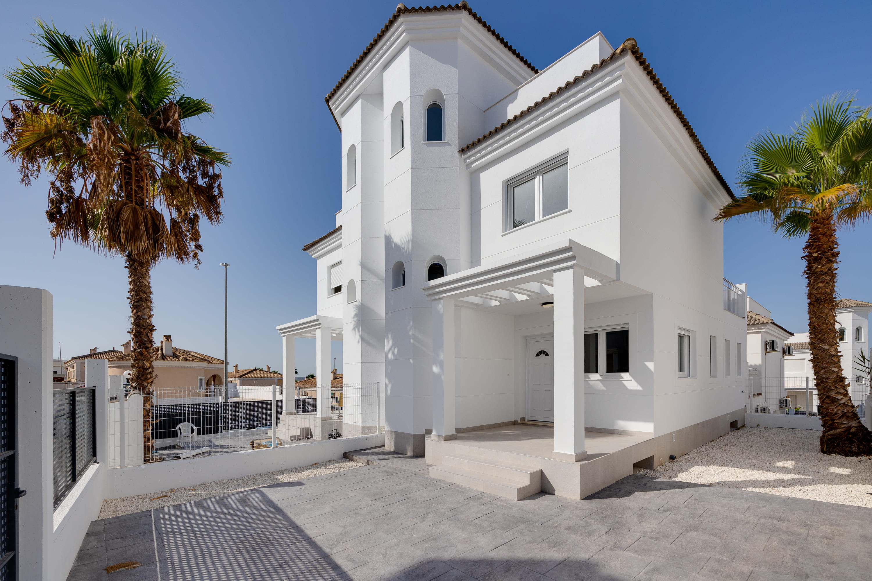 Located in the charming town of San Fulgencio, this exclusive real estate offer consists of three in