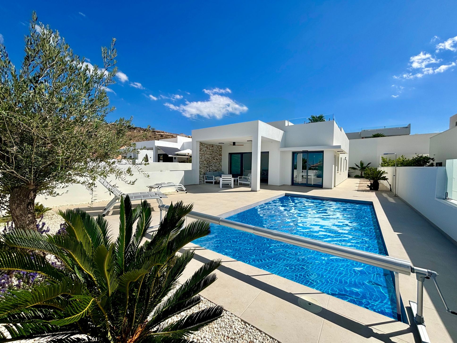 Located in the charming town of Rojales, this exclusive collection of 7 detached homes offers a tran