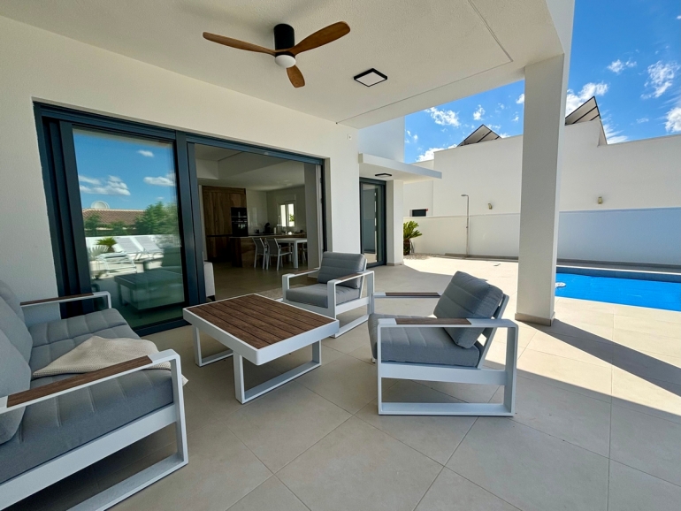 Master bedroom in villa for sale in Rojales