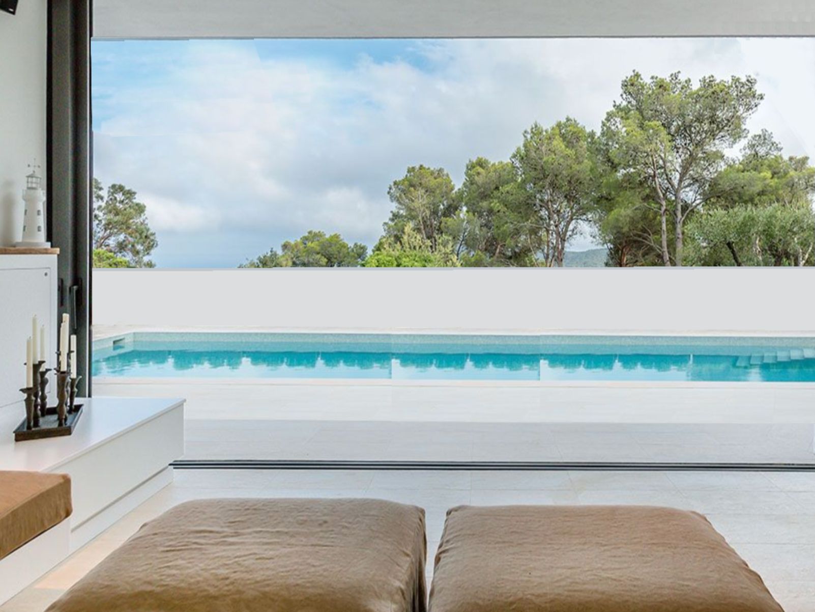 Located in the charming town of Orihuela, this exclusive collection of detached homes offers an exce