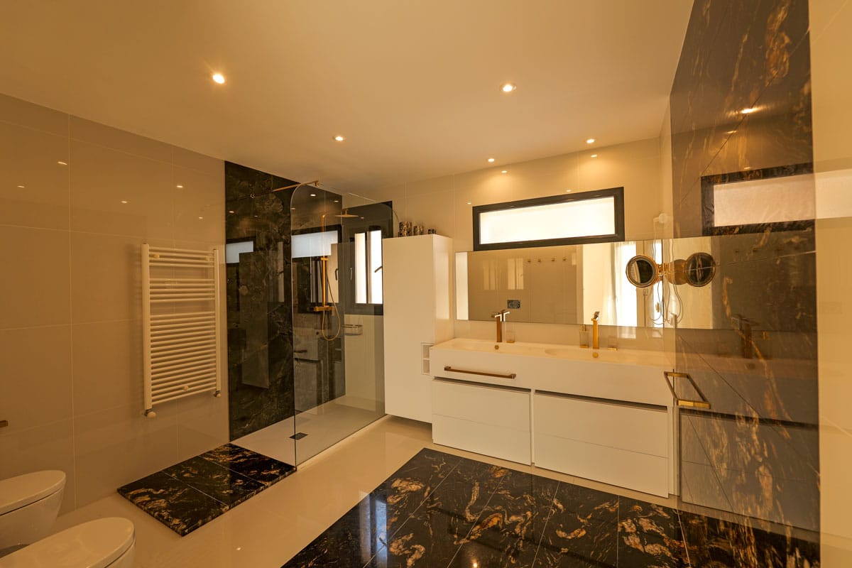 Bathroom in villa for sale in Torrevieja