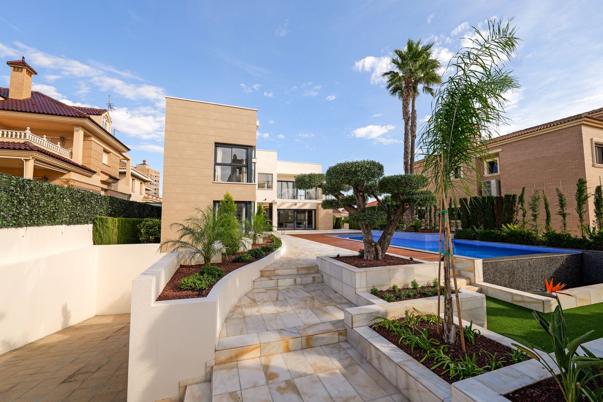 Terrace in villa for sale in Torrevieja