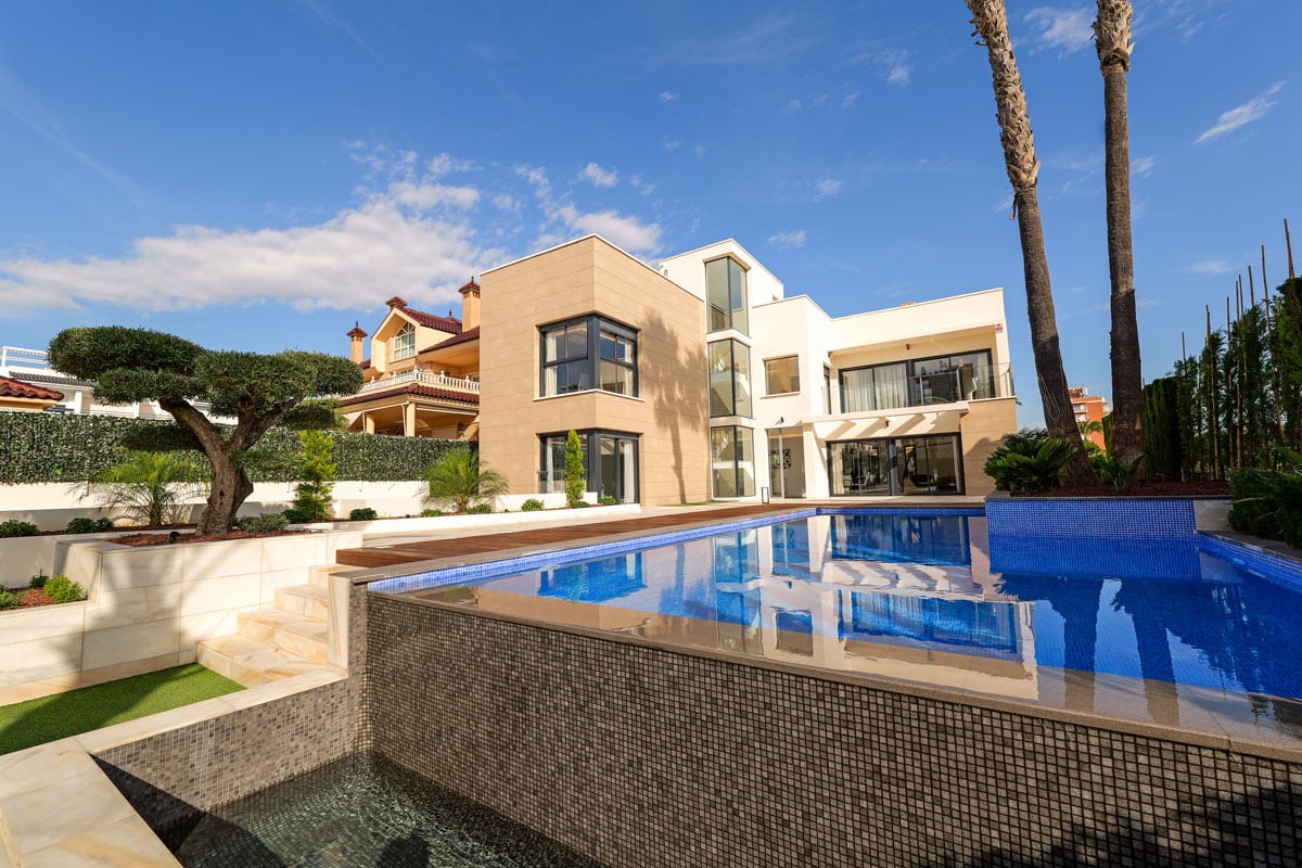 Garden in villa for sale in Torrevieja