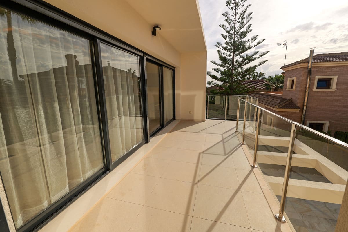 Terrace in villa for sale in Torrevieja