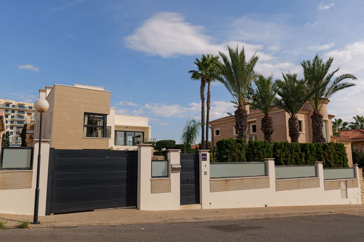 Bedroom in villa for sale in Torrevieja