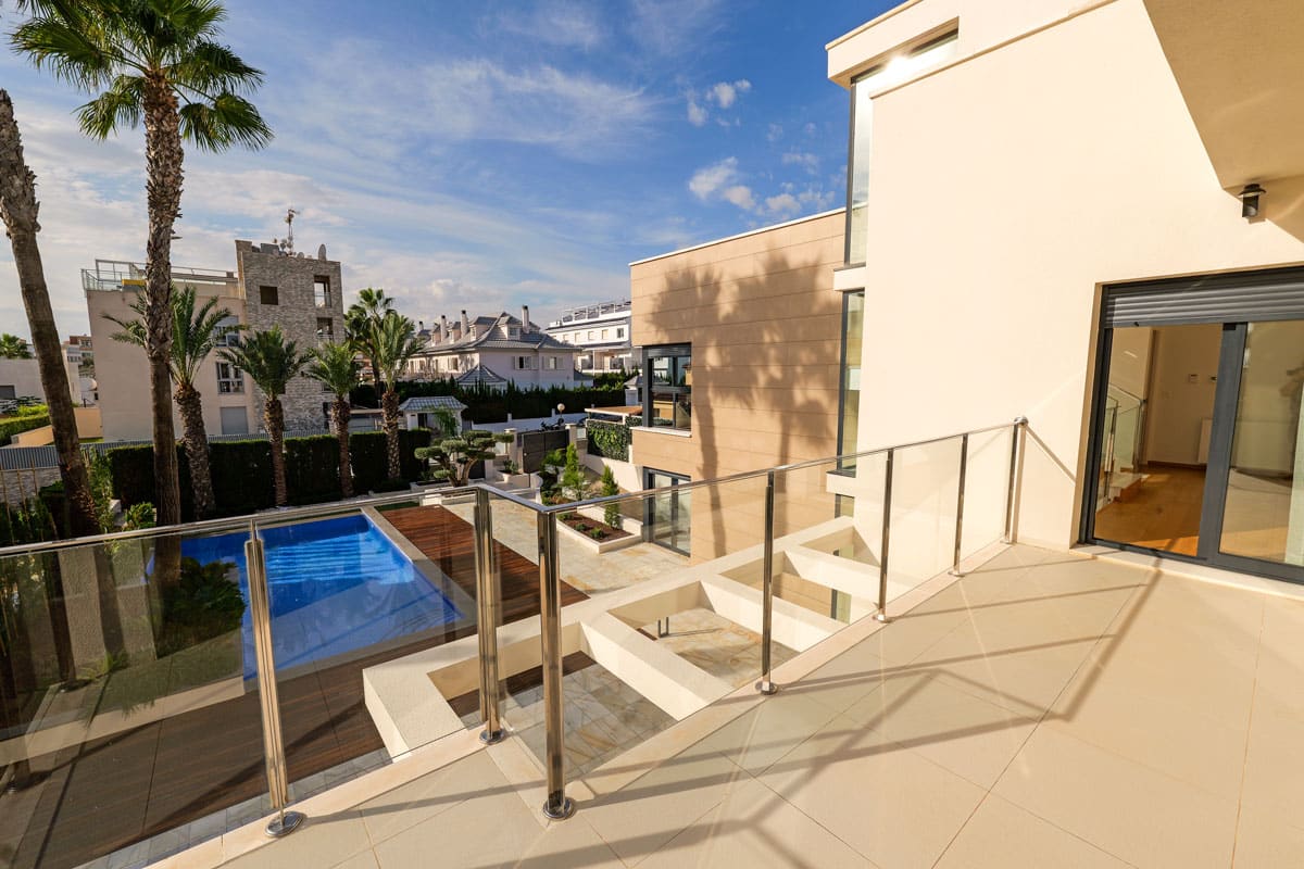 Bedroom in villa for sale in Torrevieja