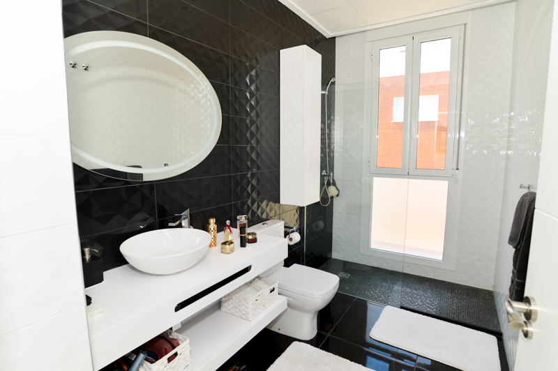 Bathroom in villa for sale in Gran Alacant