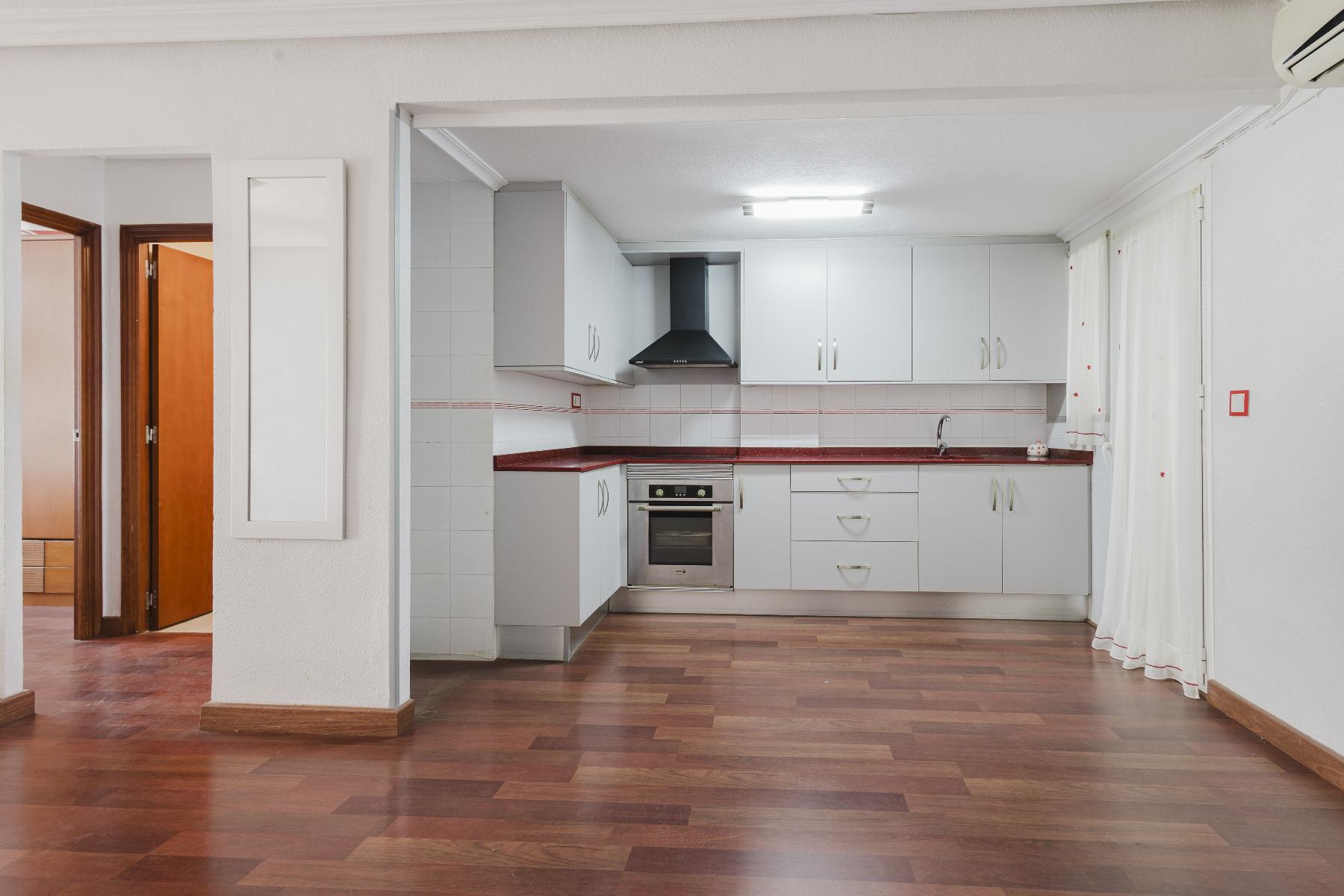 Living by the sea with everything within easy reach is possible in this spacious 75 m² apartment loc