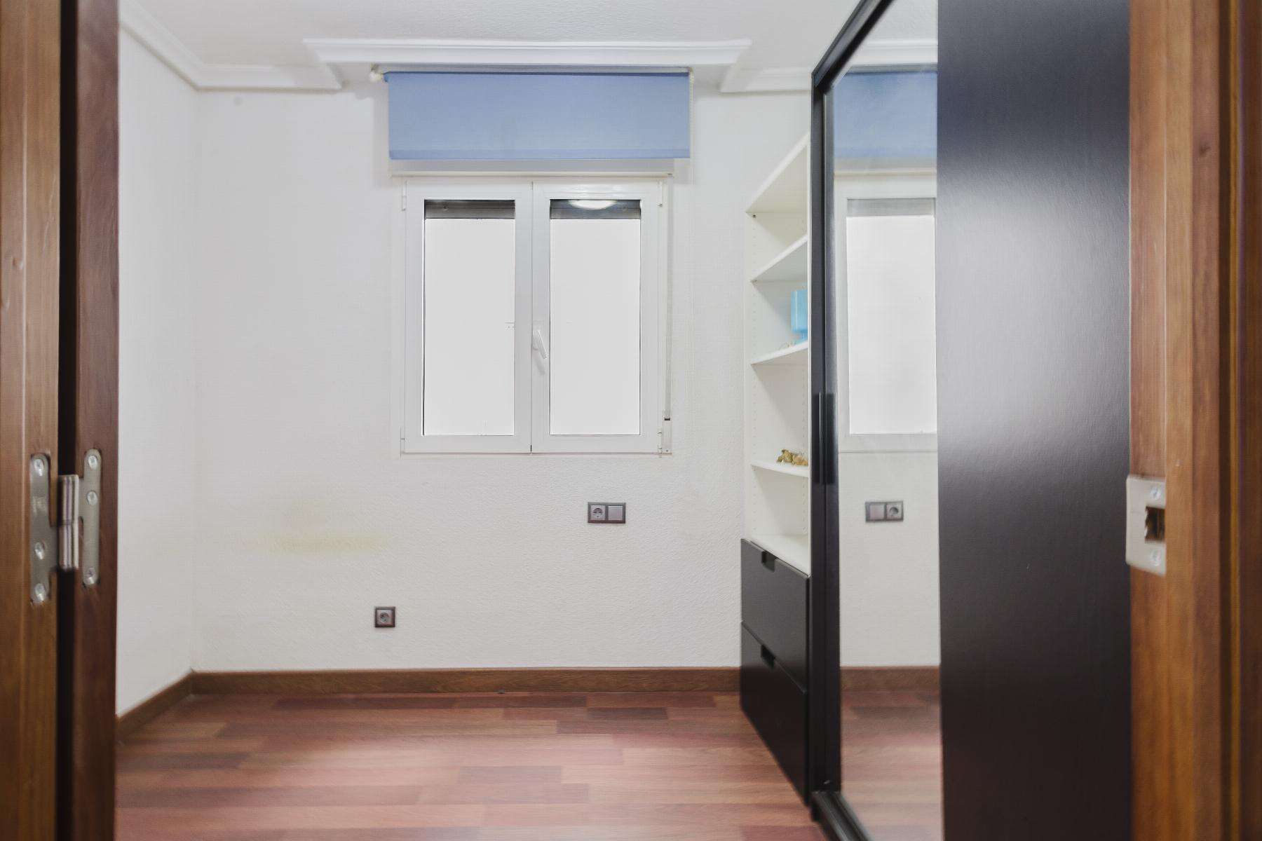 Bedroom in apartment for sale in Torrevieja