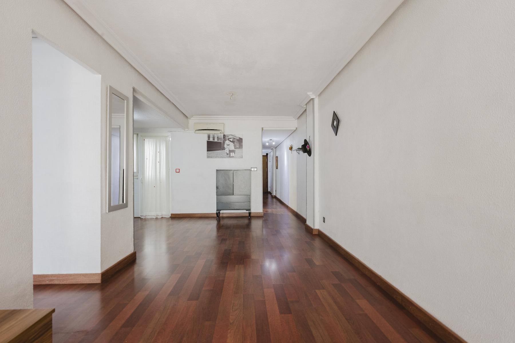 Living by the sea with everything within easy reach is possible in this spacious 75 m² apartment loc
