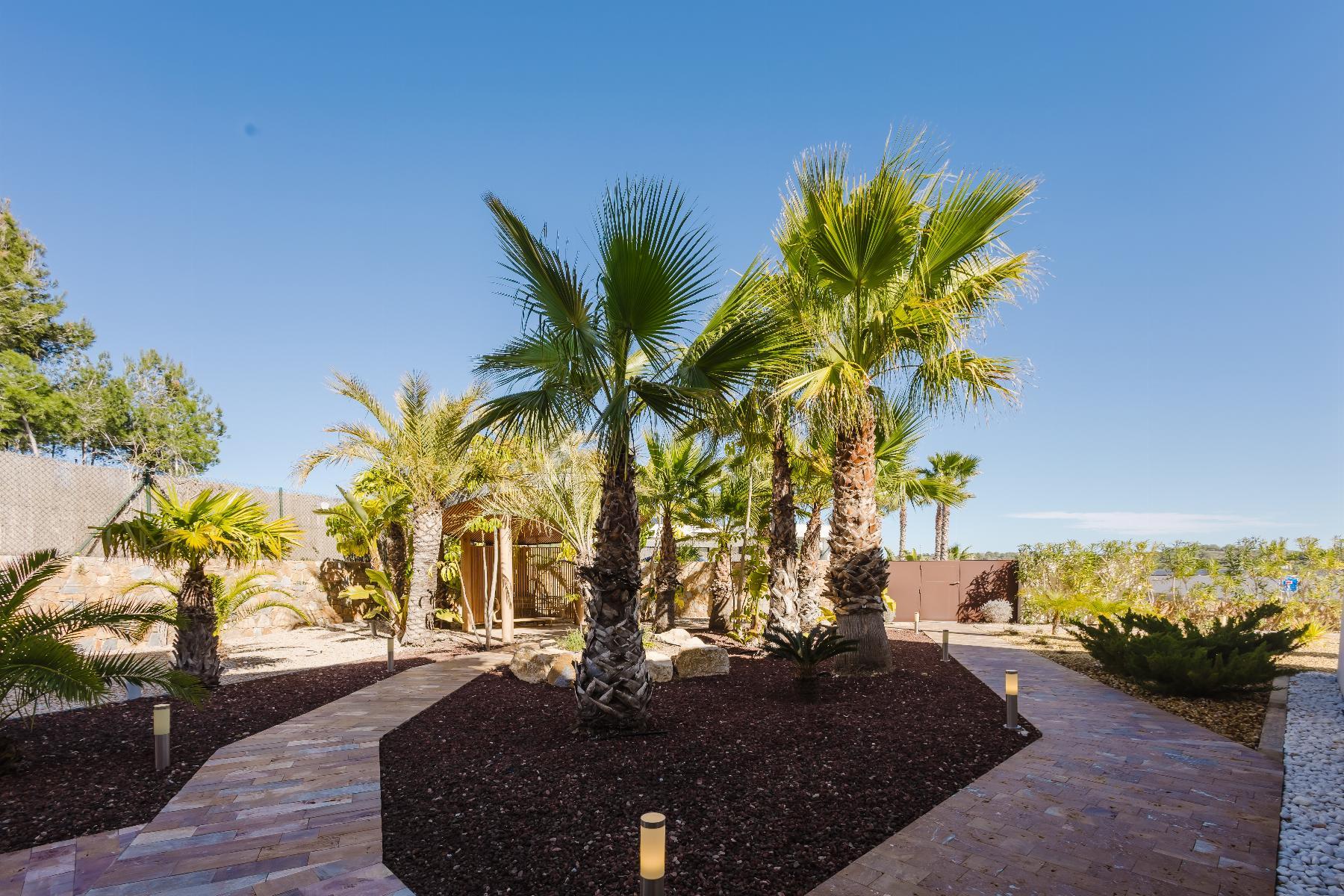 Garden in villa for sale in Orihuela Costa