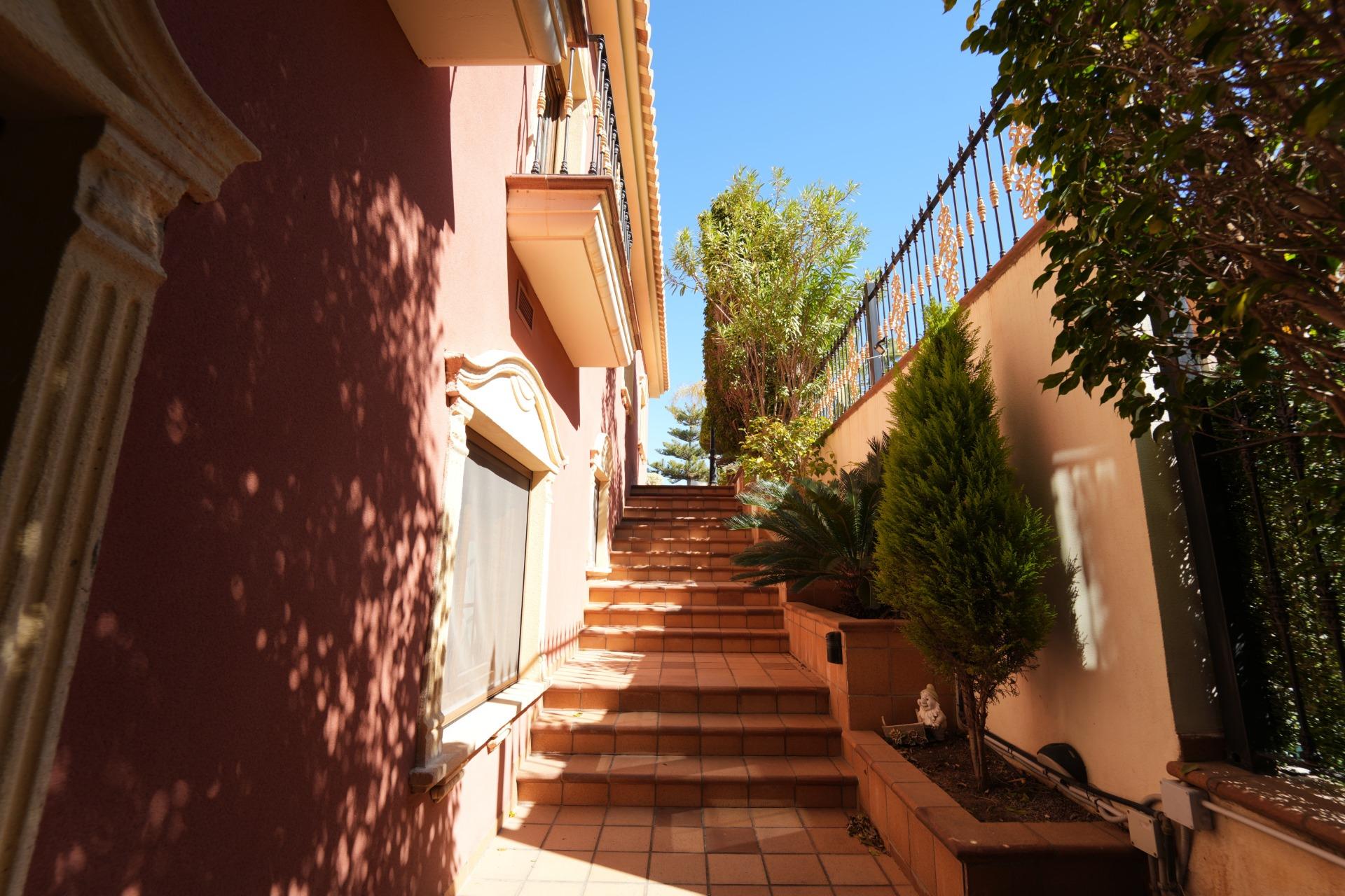 Garden in villa for sale in Orihuela Costa