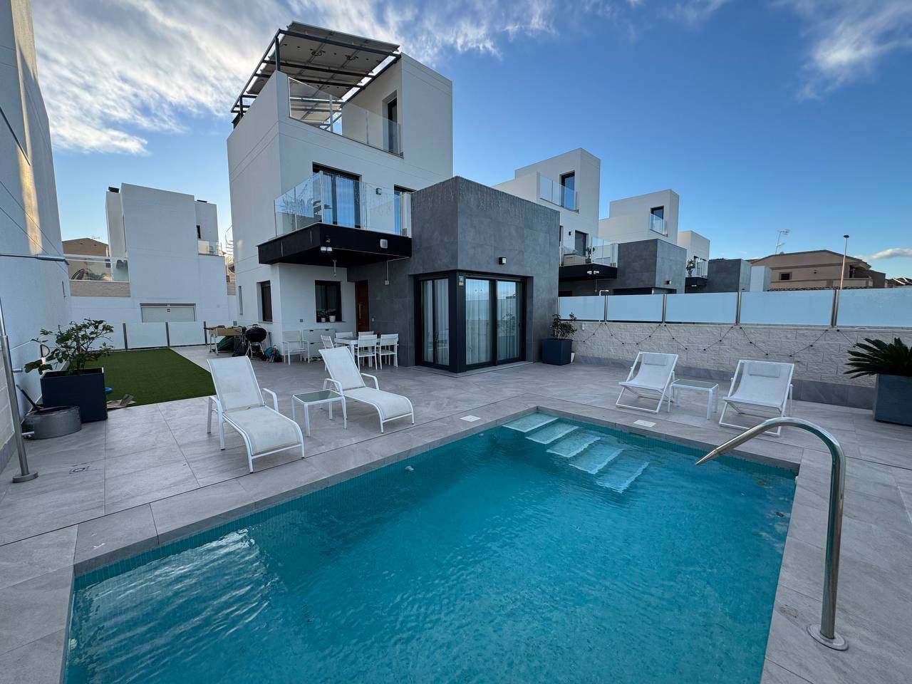 We present a three-storey villa in Los Altos